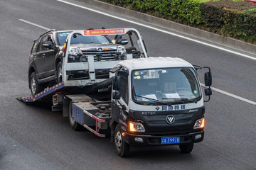 汽车救援与拖车 如何确保路上突发状况时的安全与高效？